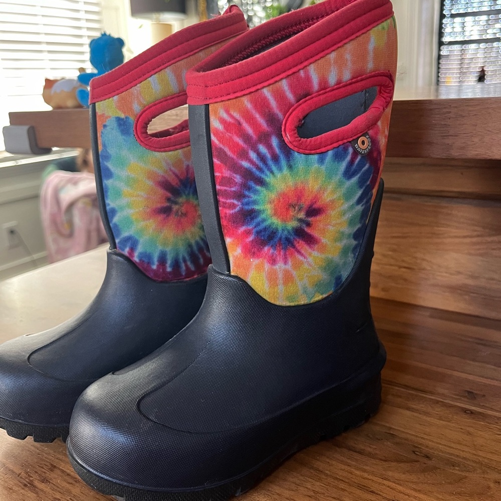 Toddler Boggs boots size 10